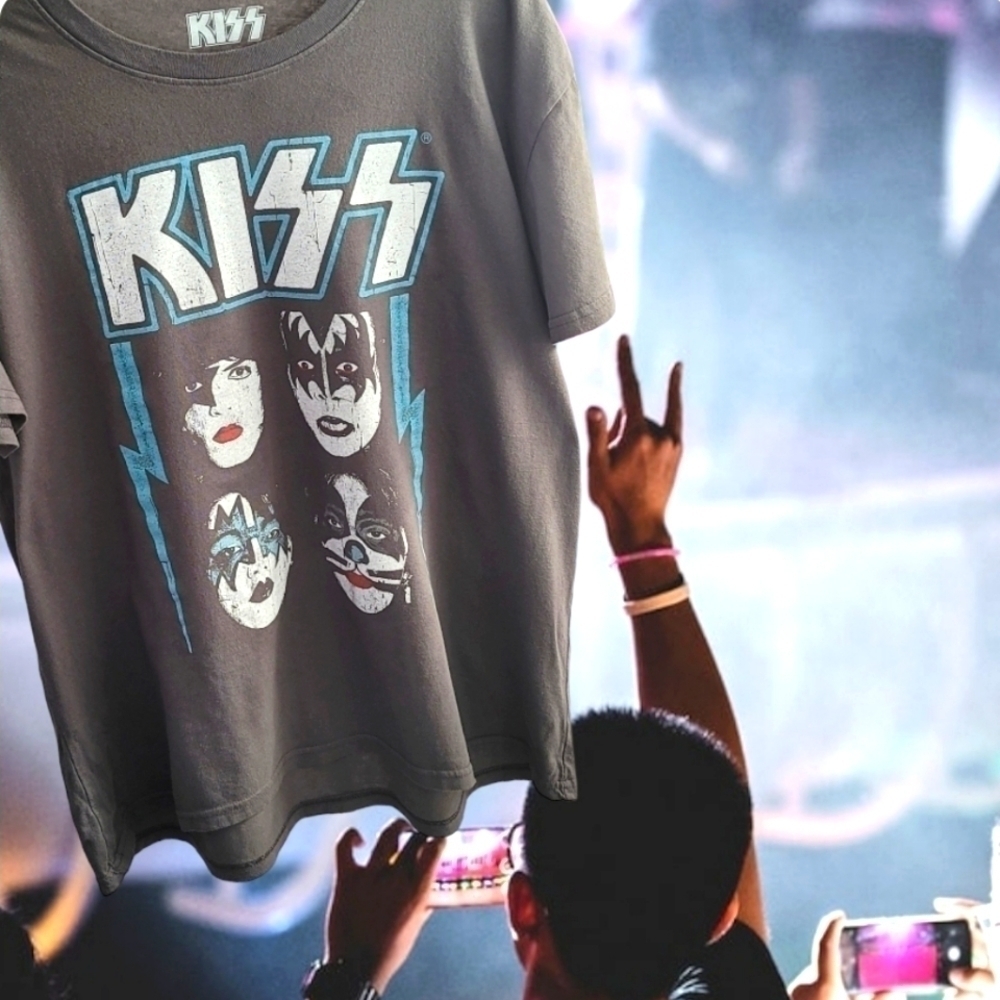 Kiss Graphic T-Shirt